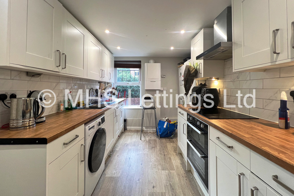 Photo of 6 Bedroom Mid Terraced House in 18 Norwood Terrace, Leeds, LS6 1EA