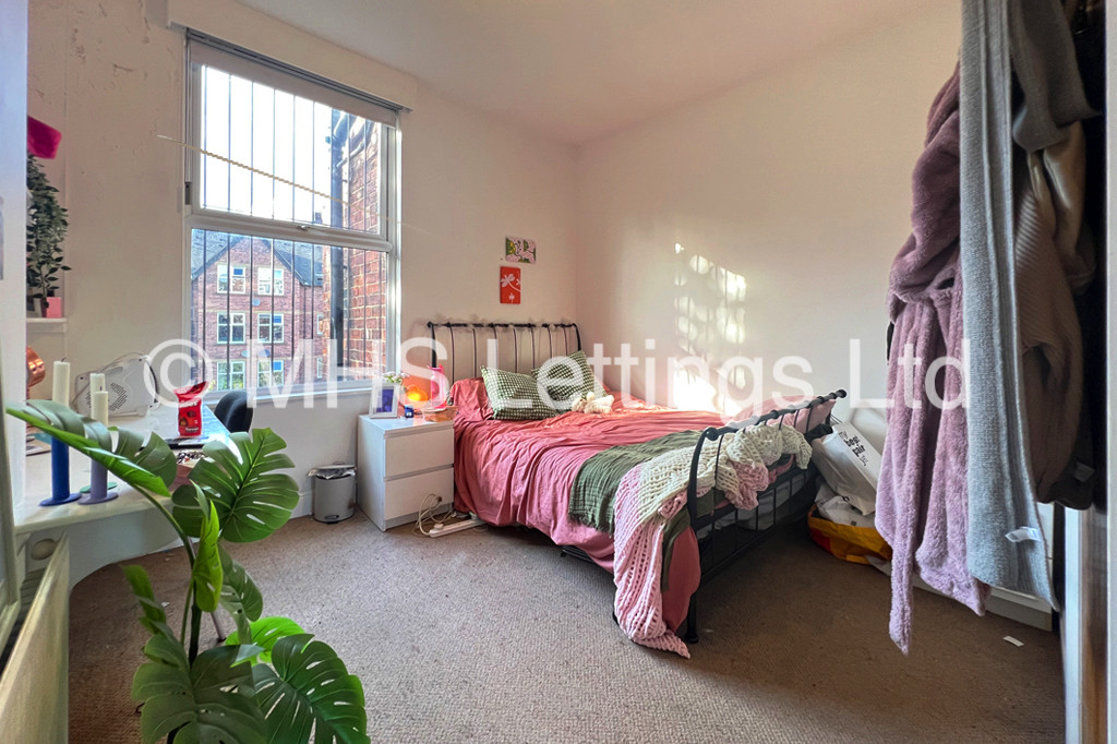 Photo of 6 Bedroom Mid Terraced House in 18 Norwood Terrace, Leeds, LS6 1EA