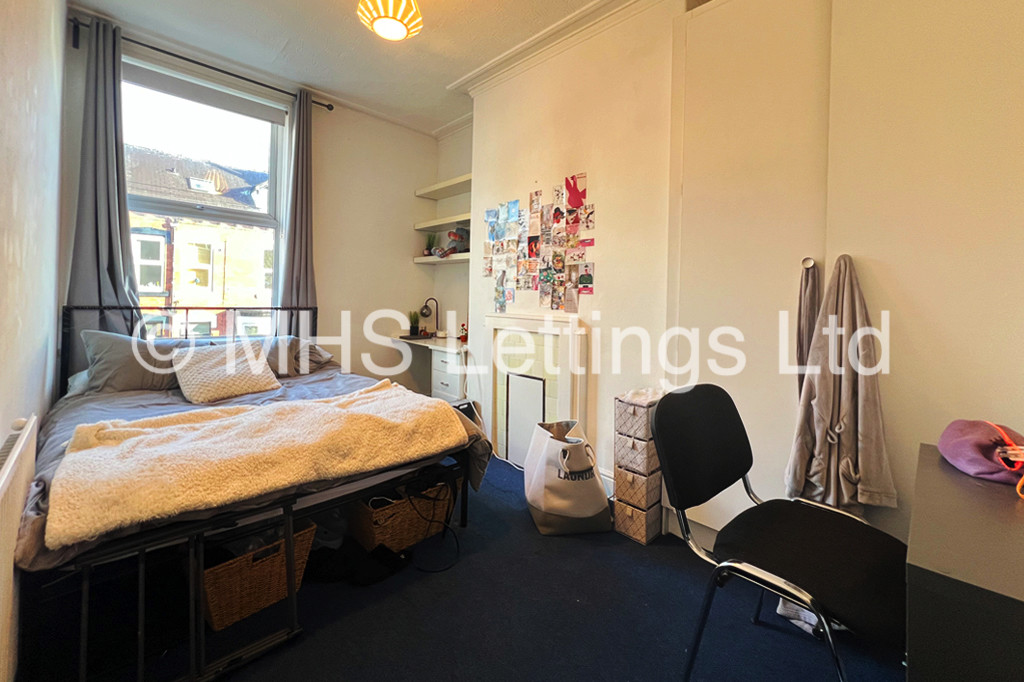 Photo of 6 Bedroom Mid Terraced House in 18 Norwood Terrace, Leeds, LS6 1EA