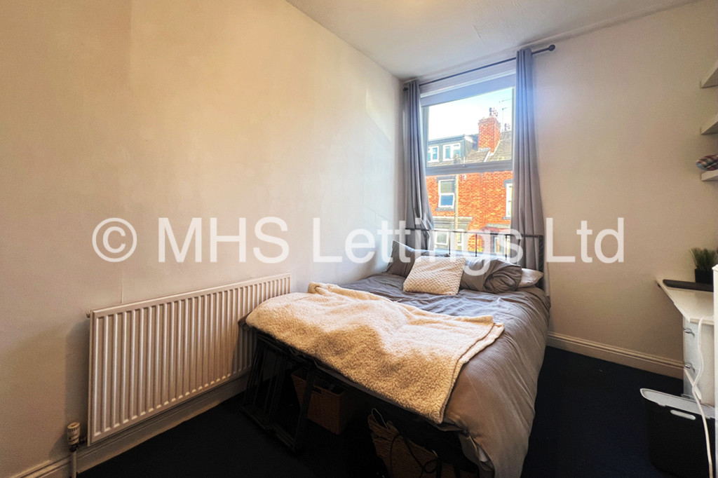 Photo of 6 Bedroom Mid Terraced House in 18 Norwood Terrace, Leeds, LS6 1EA