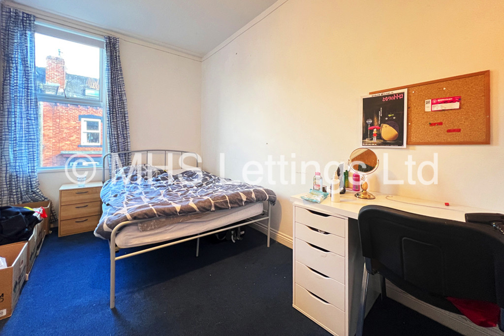 Photo of 6 Bedroom Mid Terraced House in 18 Norwood Terrace, Leeds, LS6 1EA