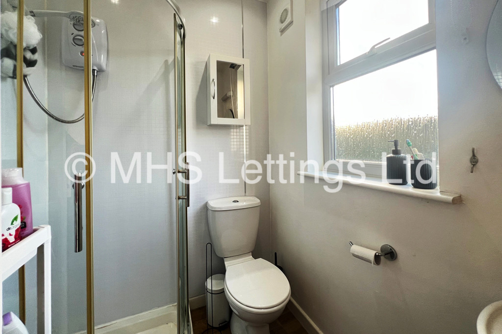 Photo of 6 Bedroom Mid Terraced House in 18 Norwood Terrace, Leeds, LS6 1EA