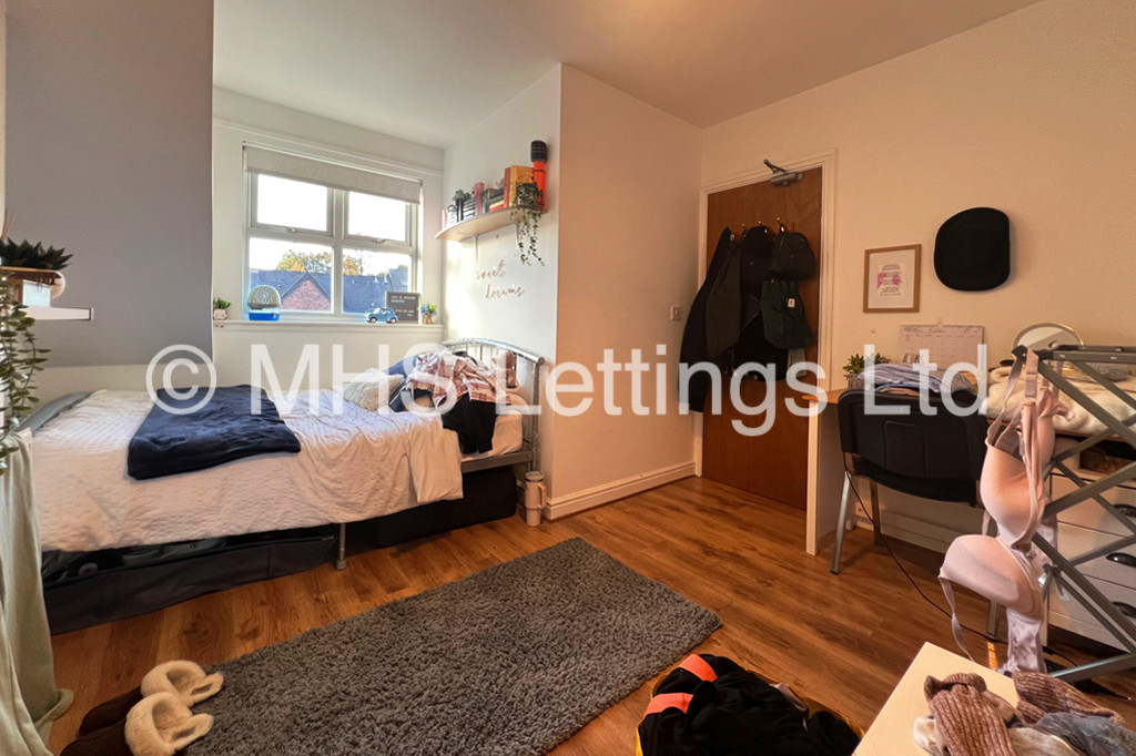 Photo of 6 Bedroom Mid Terraced House in 18 Norwood Terrace, Leeds, LS6 1EA