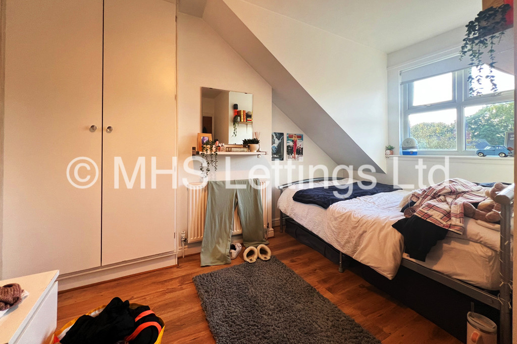 Photo of 6 Bedroom Mid Terraced House in 18 Norwood Terrace, Leeds, LS6 1EA