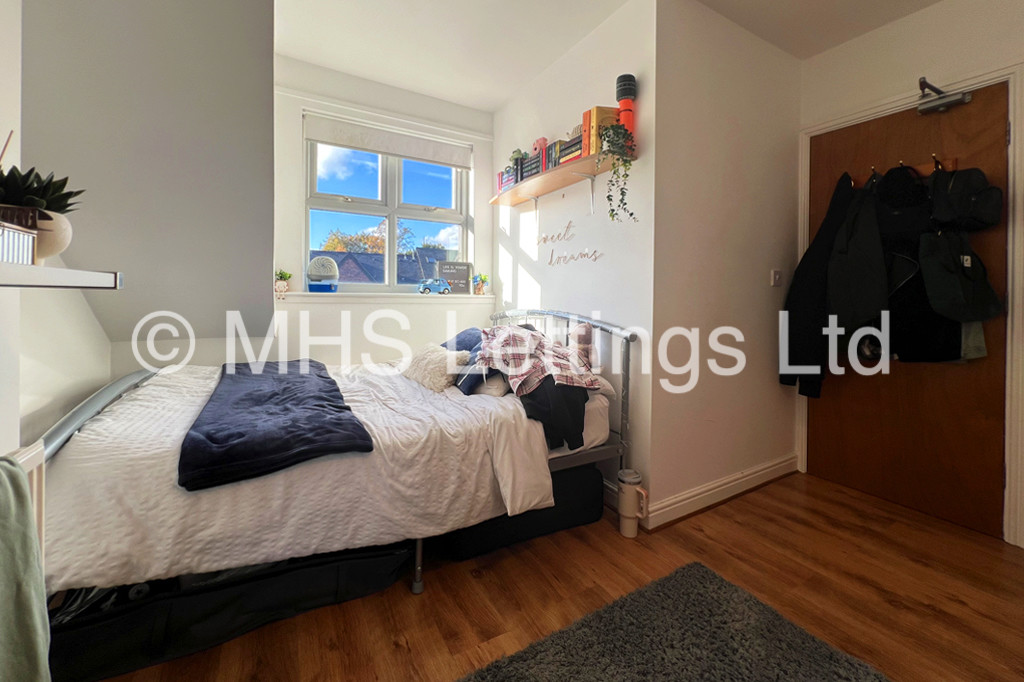Photo of 6 Bedroom Mid Terraced House in 18 Norwood Terrace, Leeds, LS6 1EA