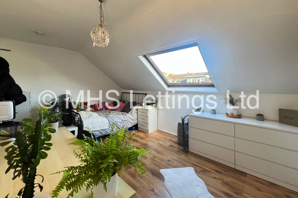 Photo of 6 Bedroom Mid Terraced House in 18 Norwood Terrace, Leeds, LS6 1EA