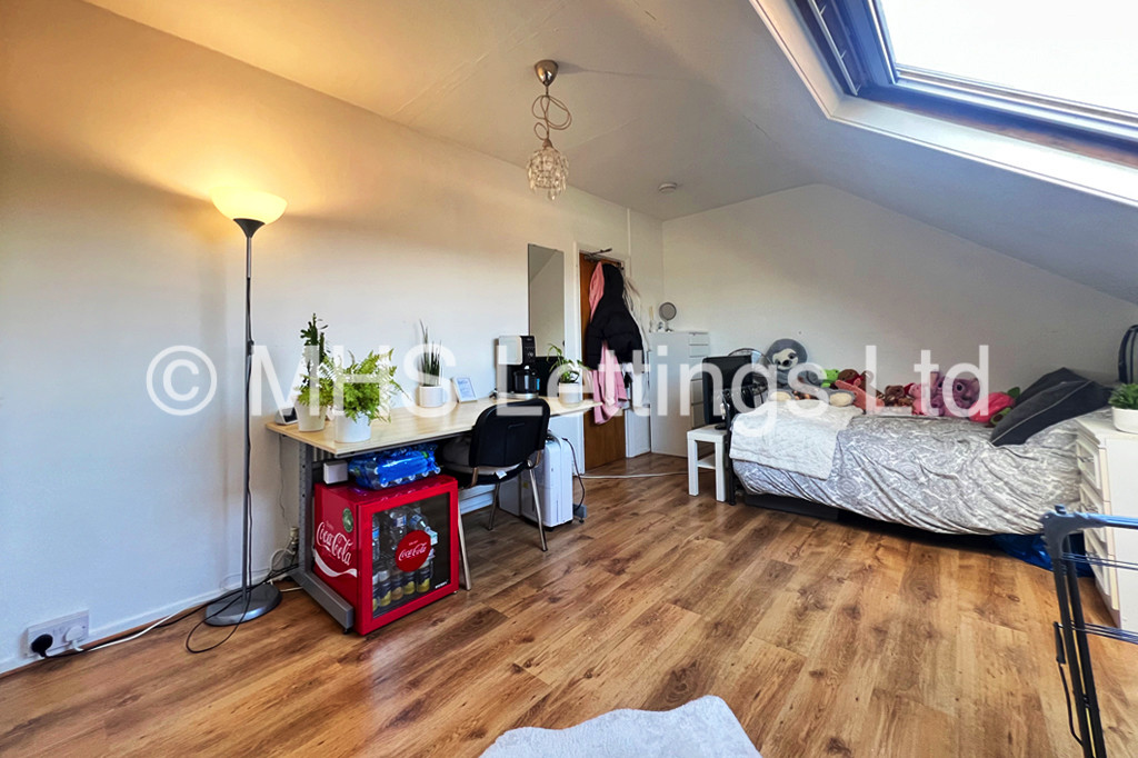 Photo of 6 Bedroom Mid Terraced House in 18 Norwood Terrace, Leeds, LS6 1EA