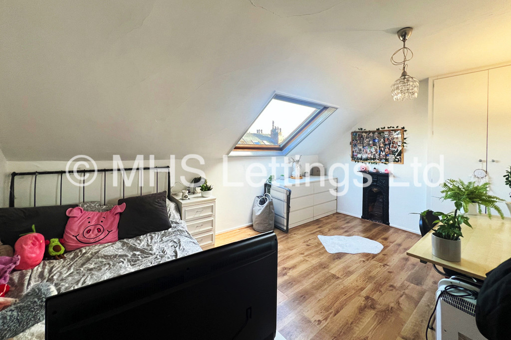 Photo of 6 Bedroom Mid Terraced House in 18 Norwood Terrace, Leeds, LS6 1EA