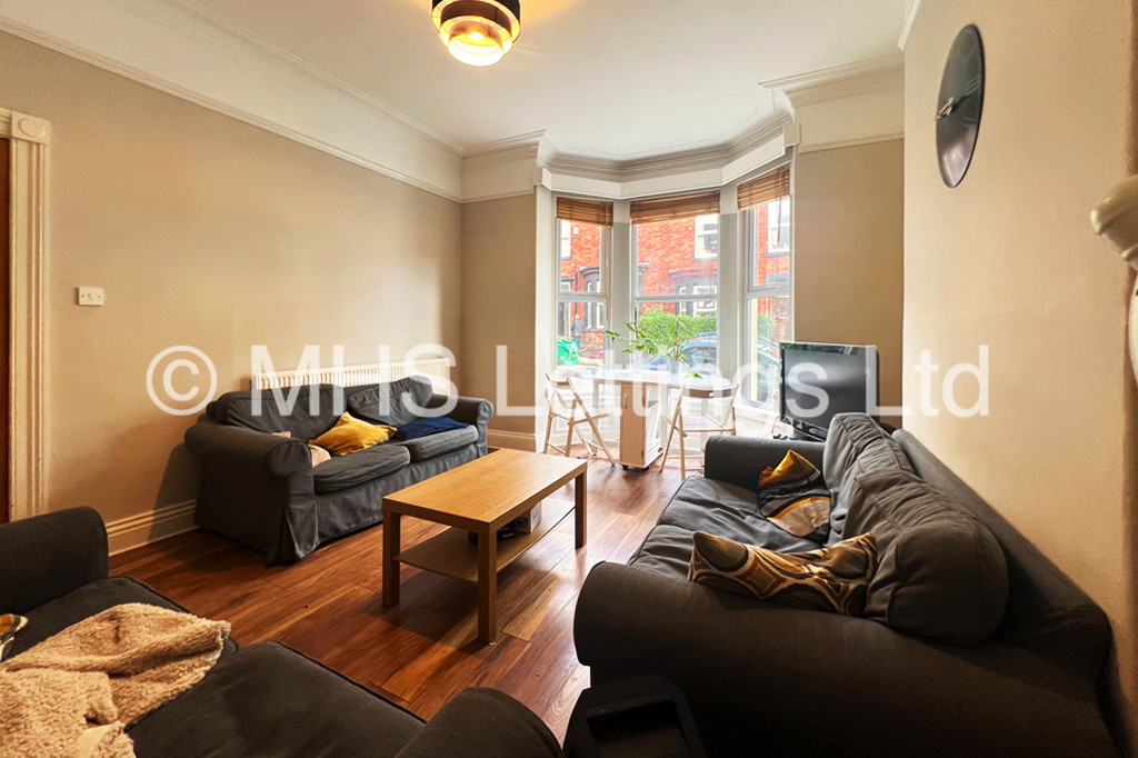Photo of 6 Bedroom Mid Terraced House in 18 Norwood Terrace, Leeds, LS6 1EA