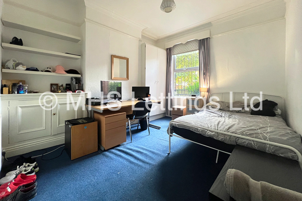 Photo of 6 Bedroom Mid Terraced House in 18 Norwood Terrace, Leeds, LS6 1EA