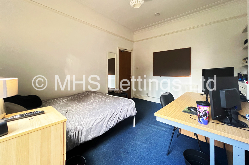 Photo of 6 Bedroom Mid Terraced House in 18 Norwood Terrace, Leeds, LS6 1EA