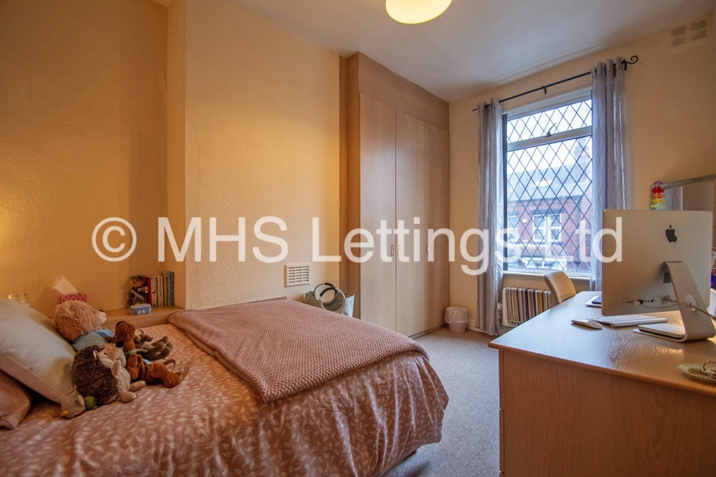 Photo of 4 Bedroom Mid Terraced House in 10 Morris Grove, Leeds, LS5 3EZ