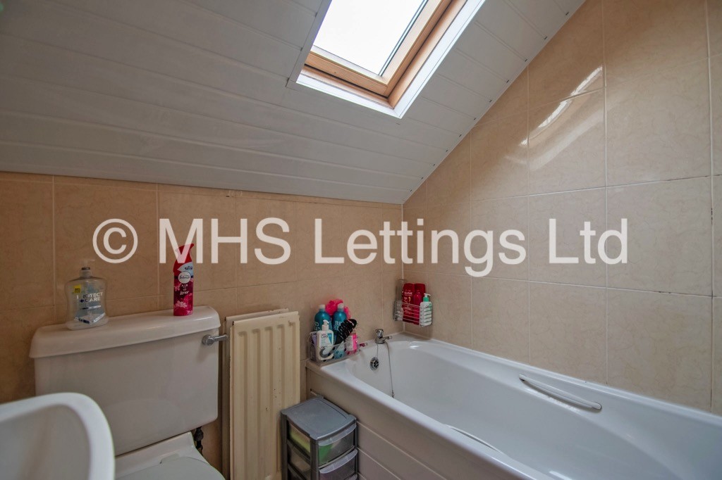 Photo of 4 Bedroom Mid Terraced House in 10 Morris Grove, Leeds, LS5 3EZ