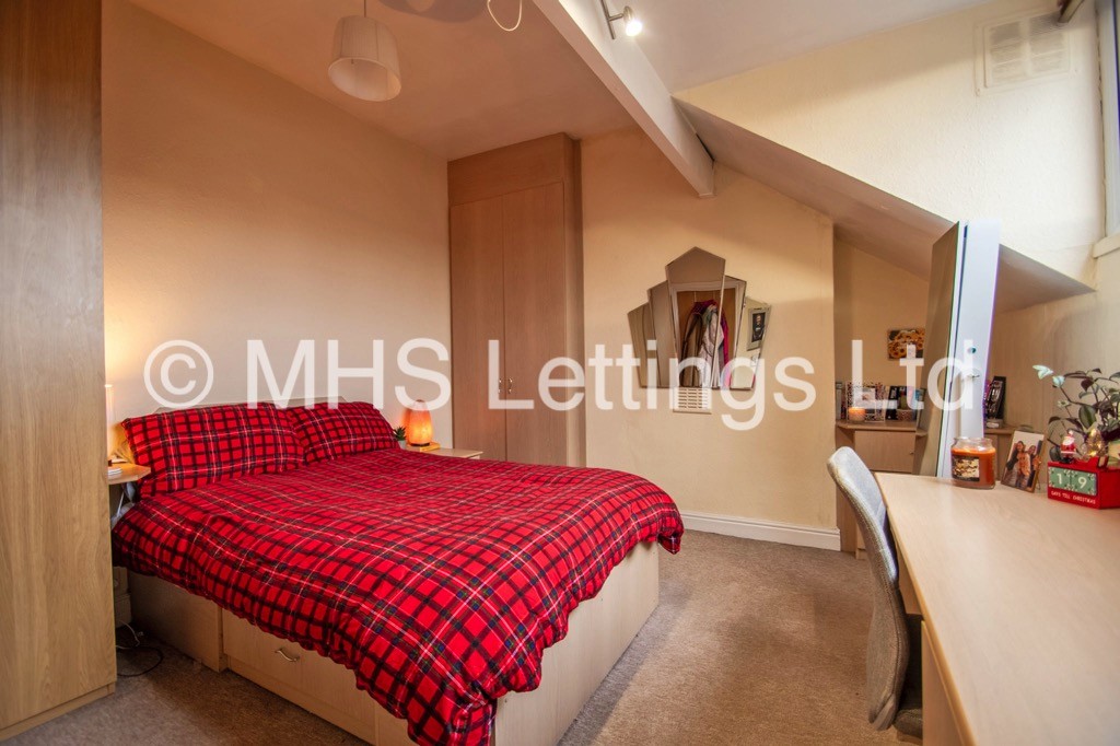 Photo of 4 Bedroom Mid Terraced House in 10 Morris Grove, Leeds, LS5 3EZ