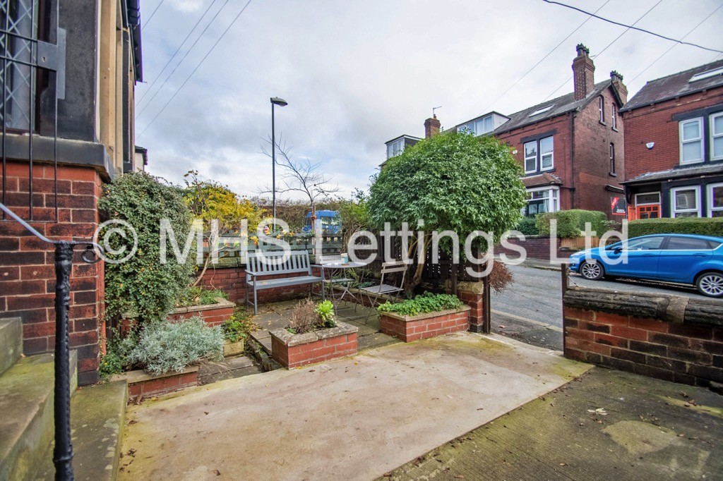 Photo of 4 Bedroom Mid Terraced House in 10 Morris Grove, Leeds, LS5 3EZ