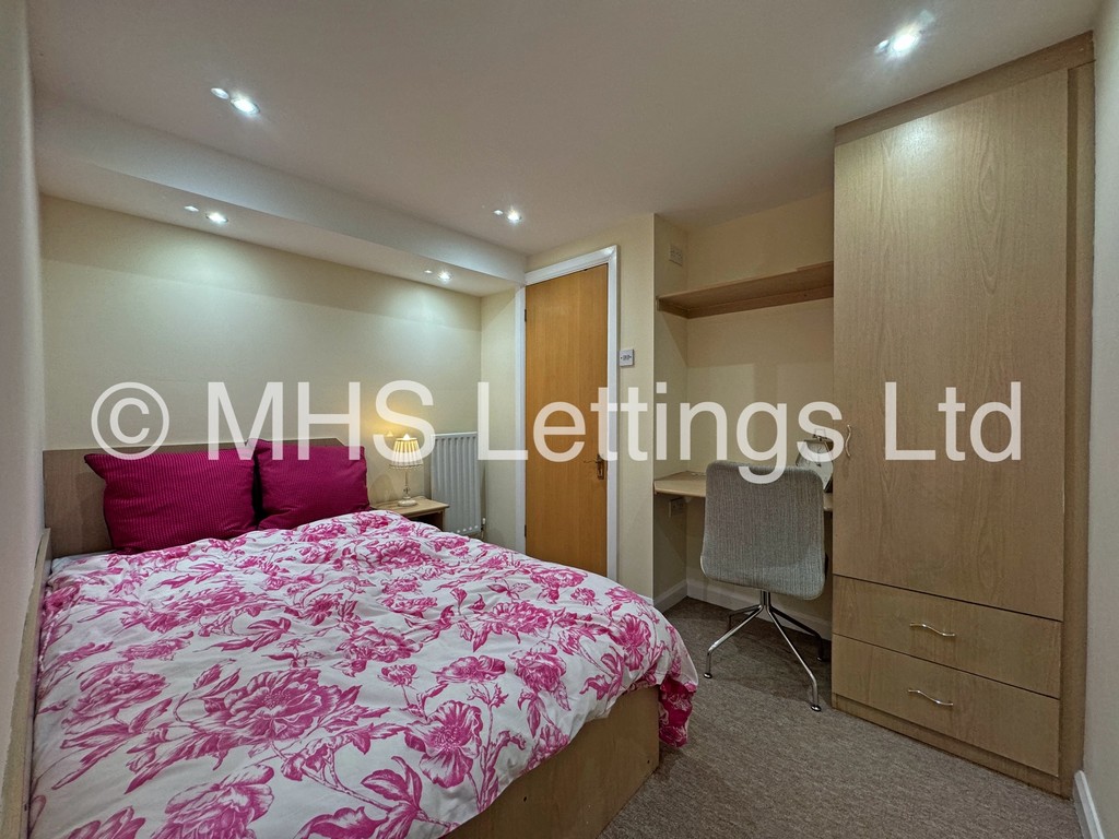 Photo of 4 Bedroom Mid Terraced House in 10 Morris Grove, Leeds, LS5 3EZ