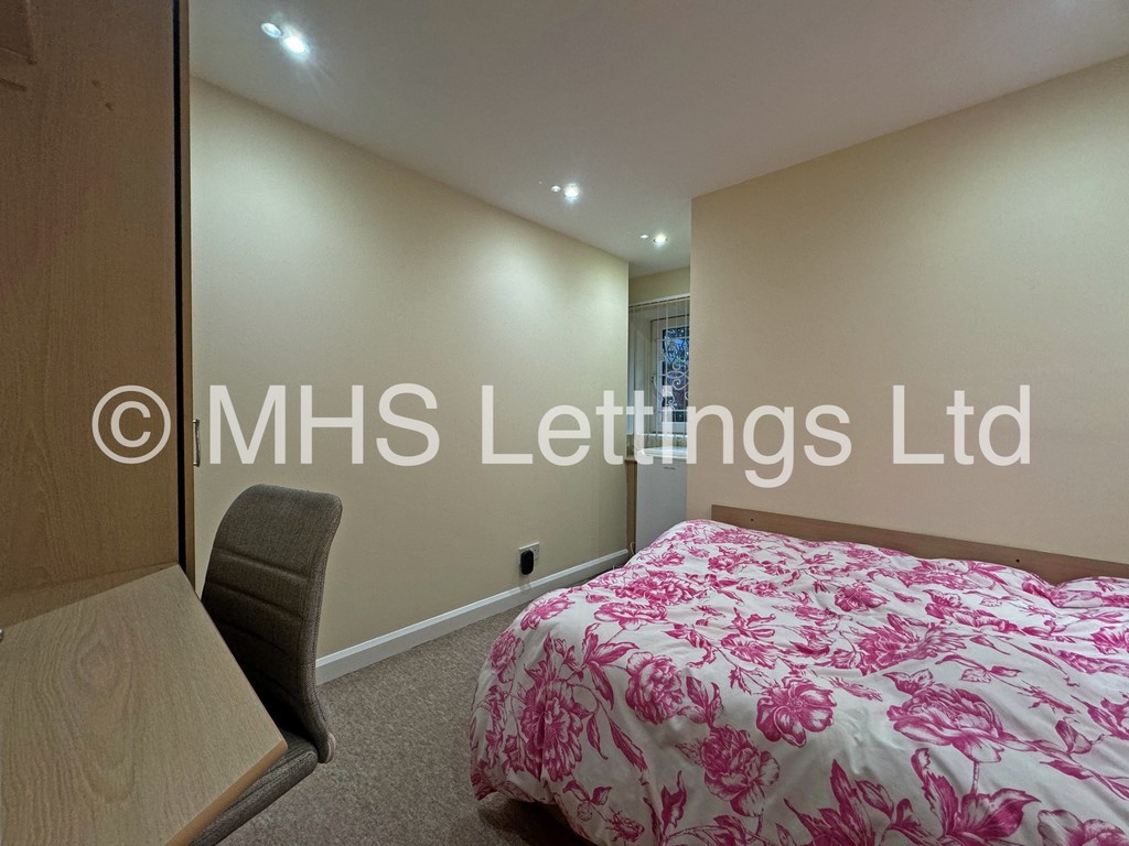 Photo of 4 Bedroom Mid Terraced House in 10 Morris Grove, Leeds, LS5 3EZ