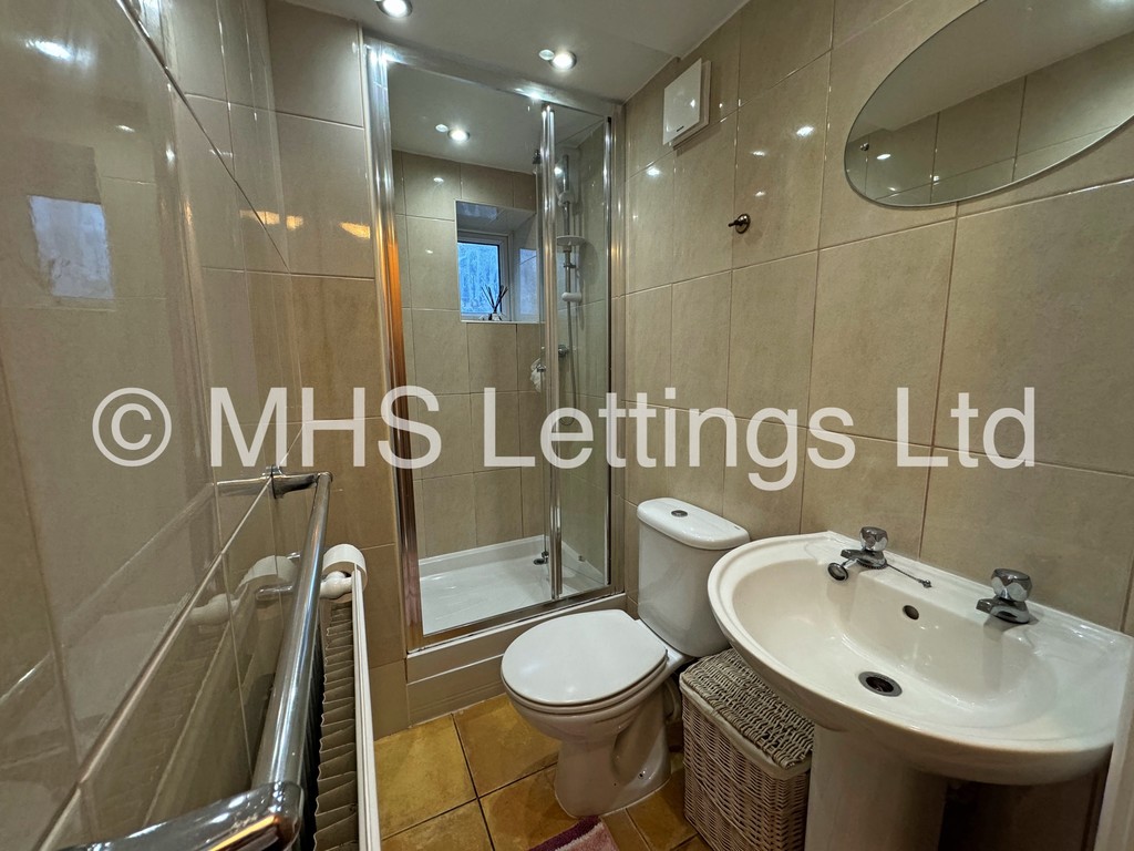 Photo of 4 Bedroom Mid Terraced House in 10 Morris Grove, Leeds, LS5 3EZ