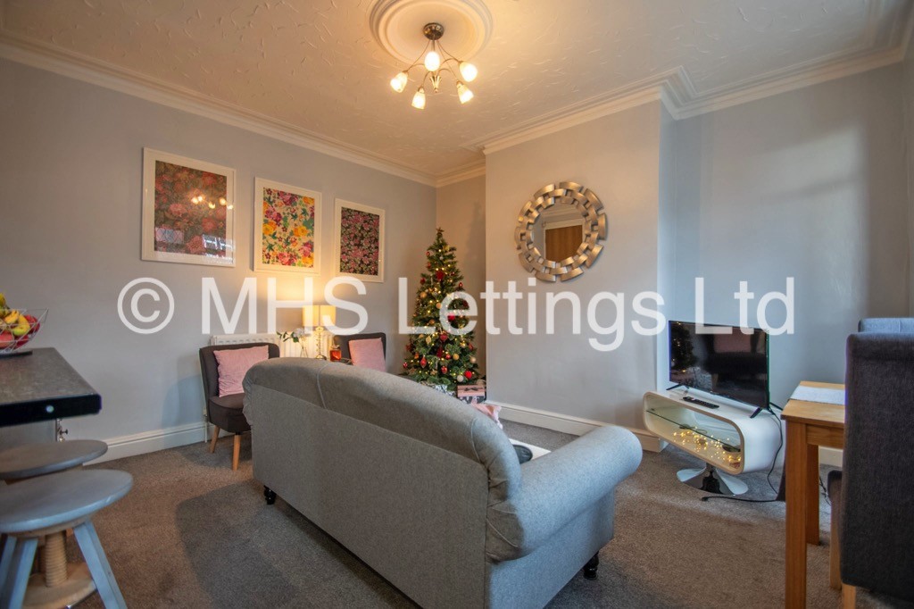 Photo of 4 Bedroom Mid Terraced House in 10 Morris Grove, Leeds, LS5 3EZ