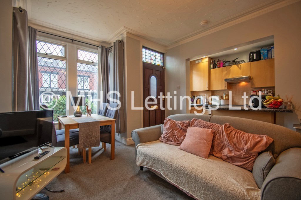 Photo of 4 Bedroom Mid Terraced House in 10 Morris Grove, Leeds, LS5 3EZ