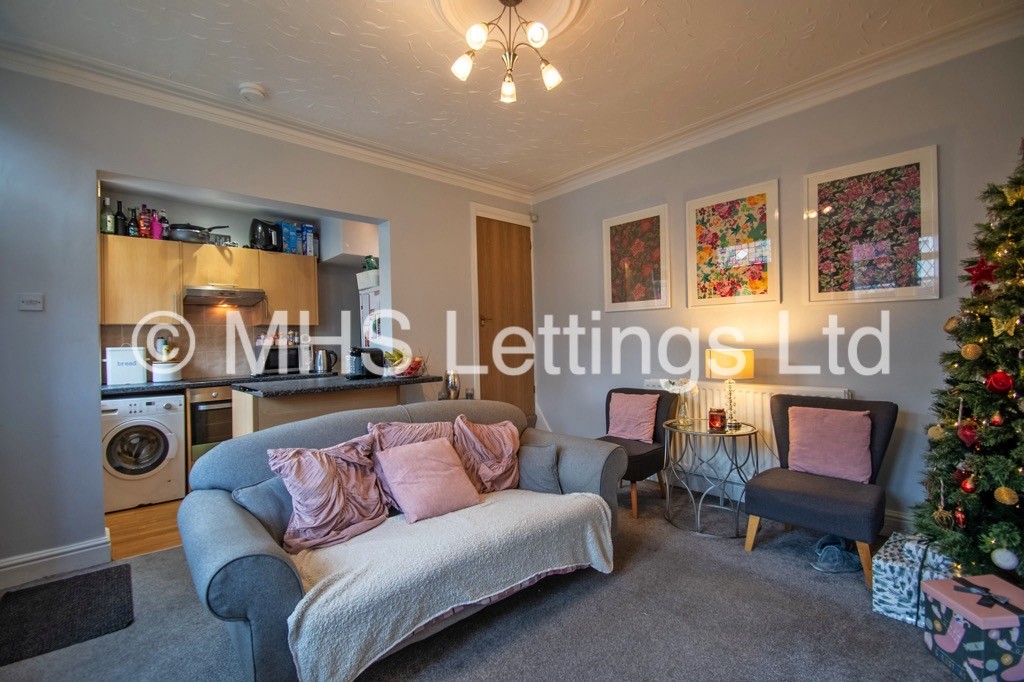 Photo of 4 Bedroom Mid Terraced House in 10 Morris Grove, Leeds, LS5 3EZ
