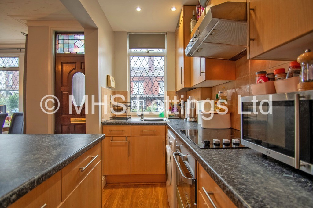 Photo of 4 Bedroom Mid Terraced House in 10 Morris Grove, Leeds, LS5 3EZ