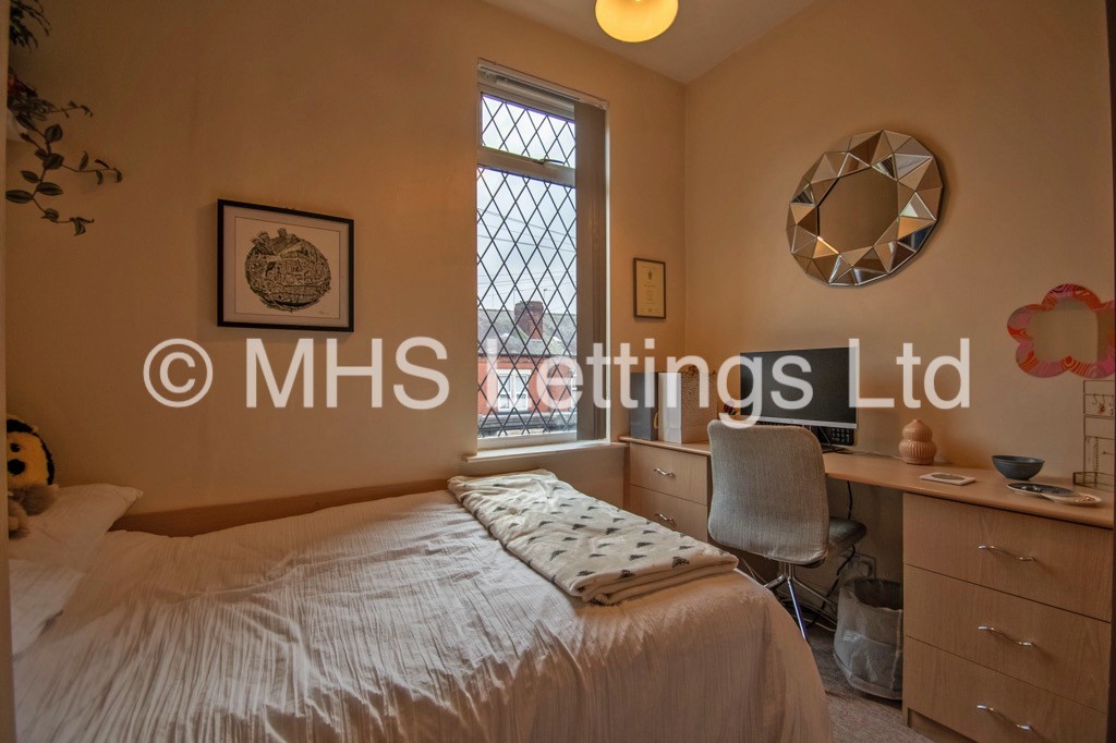 Photo of 4 Bedroom Mid Terraced House in 10 Morris Grove, Leeds, LS5 3EZ
