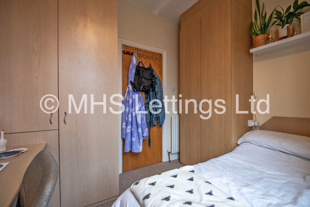 Photo of 4 Bedroom Mid Terraced House in 10 Morris Grove, Leeds, LS5 3EZ