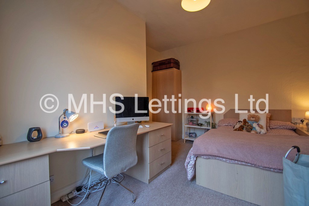 Photo of 4 Bedroom Mid Terraced House in 10 Morris Grove, Leeds, LS5 3EZ