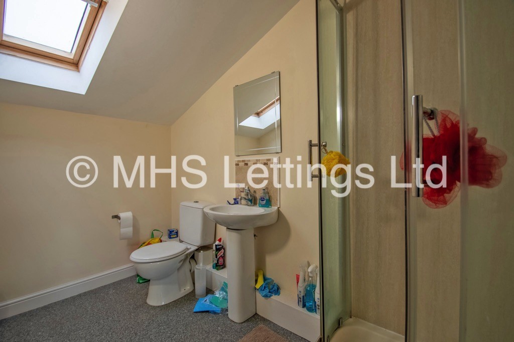 Photo of 3 Bedroom Flat in Flat 16, Broomfield Crescent, Leeds, LS6 3DD