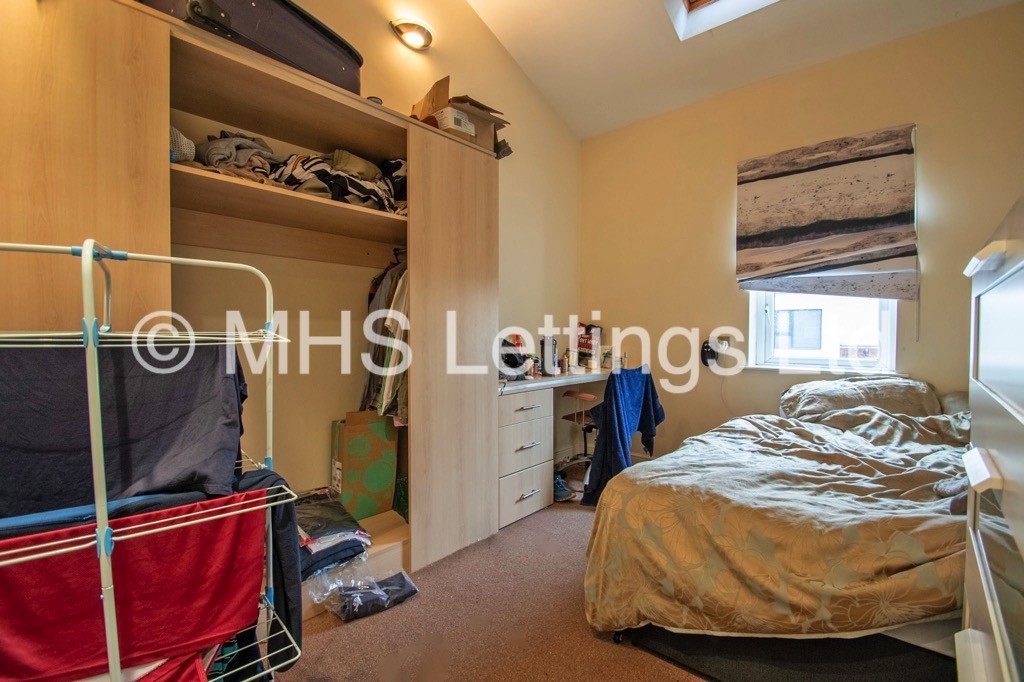 Photo of 3 Bedroom Flat in Flat 16, Broomfield Crescent, Leeds, LS6 3DD