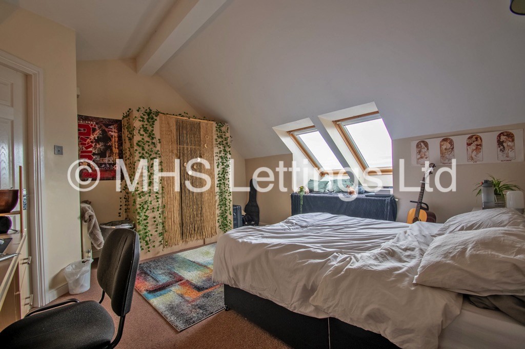Photo of 3 Bedroom Flat in Flat 24, Broomfield Crescent, Leeds, LS6 3DD