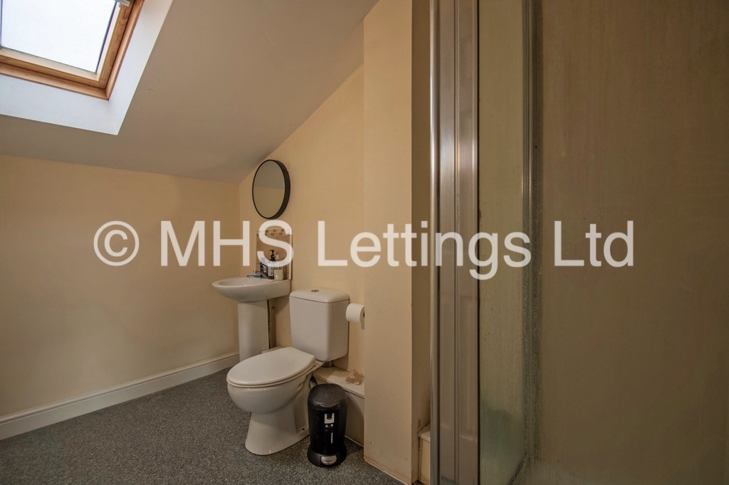 Photo of 3 Bedroom Flat in Flat 24, Broomfield Crescent, Leeds, LS6 3DD