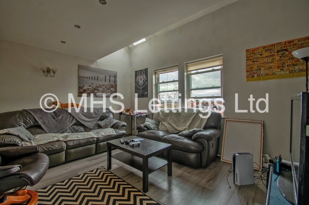 Photo of 3 Bedroom Flat in Flat 24, Broomfield Crescent, Leeds, LS6 3DD