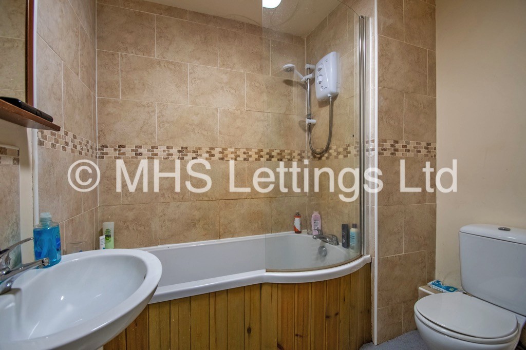 Photo of 3 Bedroom Flat in Flat 24, Broomfield Crescent, Leeds, LS6 3DD