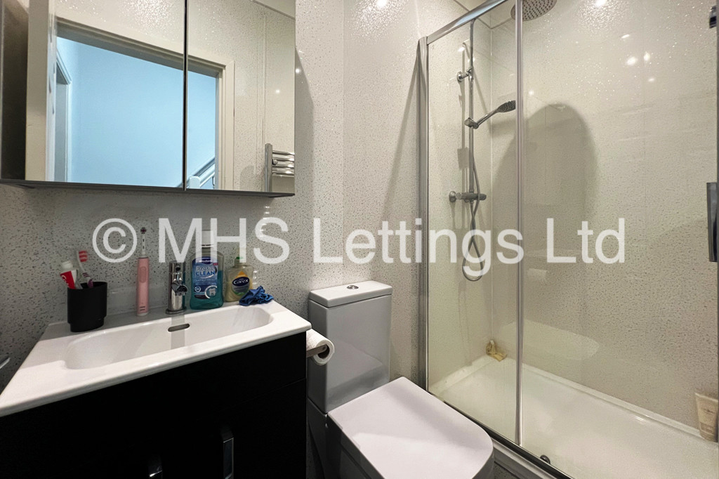 Photo of 3 Bedroom Mid Terraced House in 22 Granby Road, Leeds, LS6 3AS