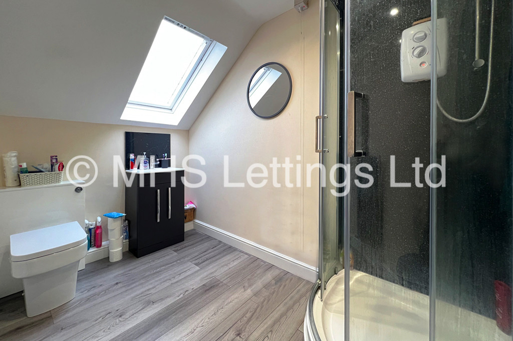 Photo of 3 Bedroom Apartment in Flat 3, Headingley House, Ash Road, Leeds, LS6 3HD