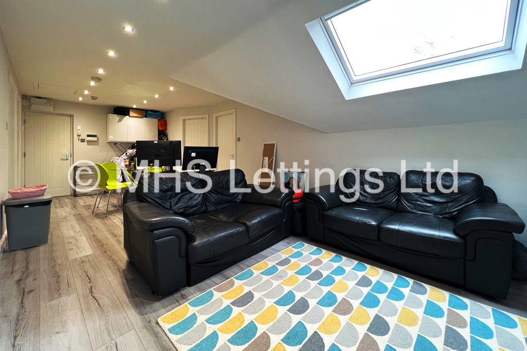 Photo of 3 Bedroom Apartment in Flat 3, Headingley House, Ash Road, Leeds, LS6 3HD