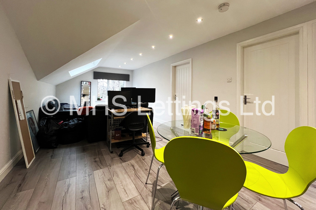 Photo of 3 Bedroom Apartment in Flat 3, Headingley House, Ash Road, Leeds, LS6 3HD
