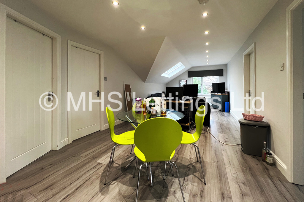 Photo of 3 Bedroom Apartment in Flat 3, Headingley House, Ash Road, Leeds, LS6 3HD