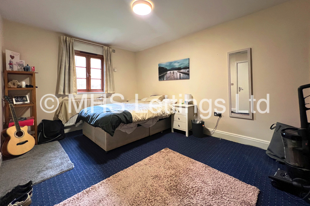 Photo of 3 Bedroom Apartment in 2 Railway Apartments, Leeds, LS5 3GY