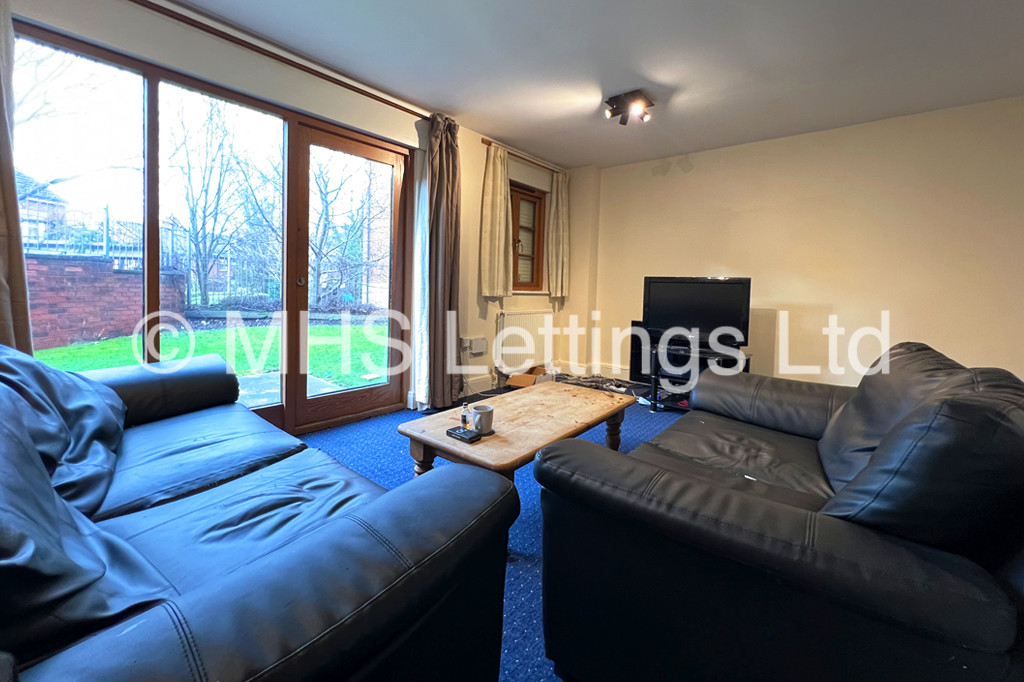 Photo of 3 Bedroom Apartment in 2 Railway Apartments, Leeds, LS5 3GY