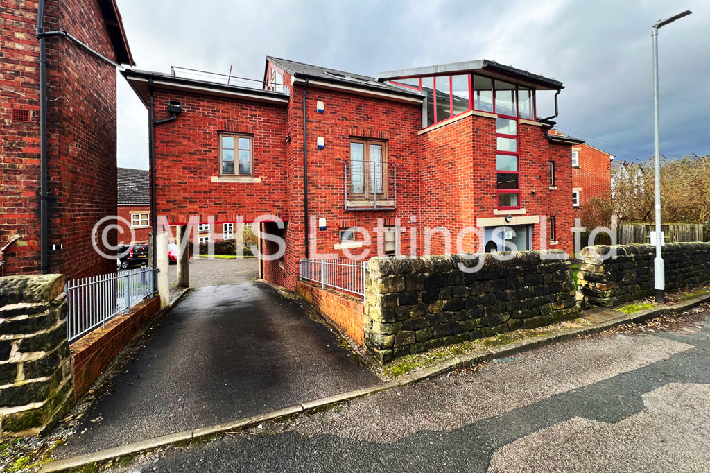 Photo of 3 Bedroom Apartment in 2 Railway Apartments, Leeds, LS5 3GY