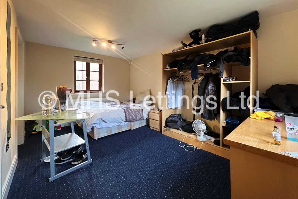 Photo of 3 Bedroom Apartment in 2 Railway Apartments, Leeds, LS5 3GY