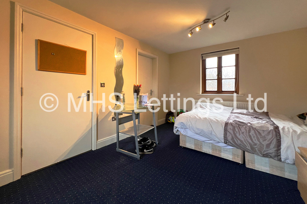 Photo of 3 Bedroom Apartment in 2 Railway Apartments, Leeds, LS5 3GY