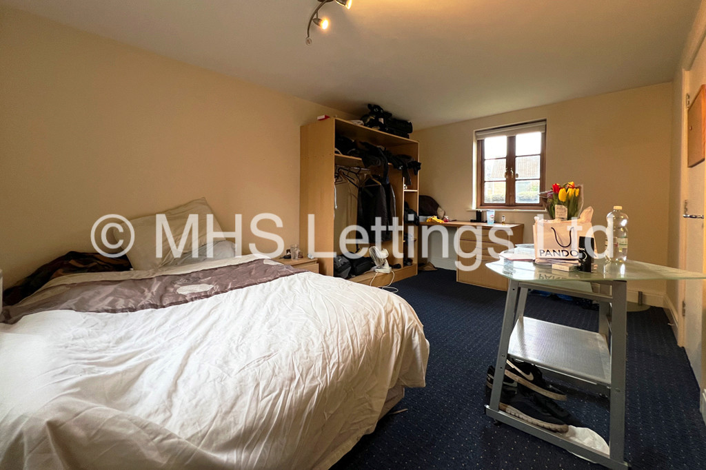 Photo of 3 Bedroom Apartment in 2 Railway Apartments, Leeds, LS5 3GY
