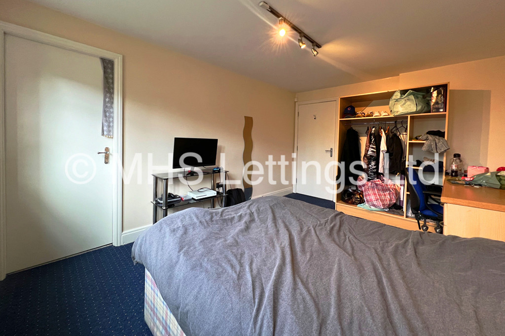 Photo of 3 Bedroom Apartment in 2 Railway Apartments, Leeds, LS5 3GY