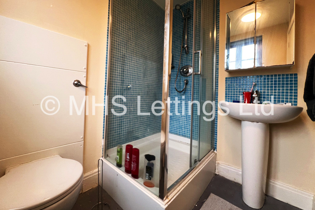 Photo of 3 Bedroom Apartment in 2 Railway Apartments, Leeds, LS5 3GY