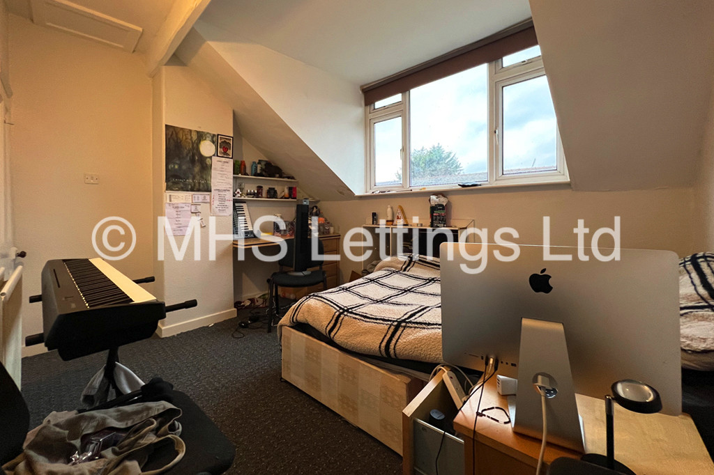 Photo of 4 Bedroom Mid Terraced House in 16 Newport View, Leeds, LS6 3BX