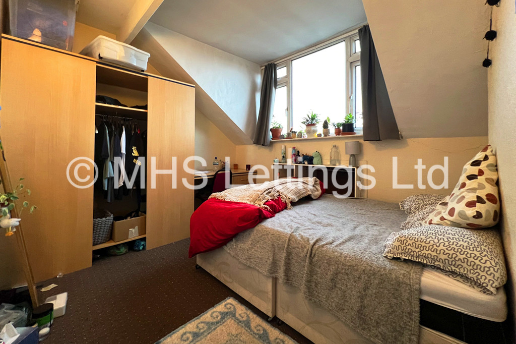 Photo of 4 Bedroom Mid Terraced House in 16 Newport View, Leeds, LS6 3BX